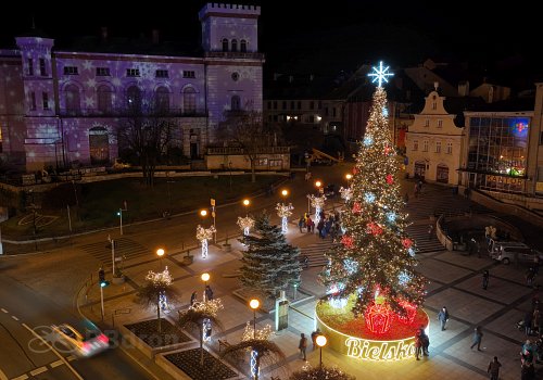 Całkiem nowa Choinka już rozświetla plac Bolesława Chrobrego w Bielsku-Białej 